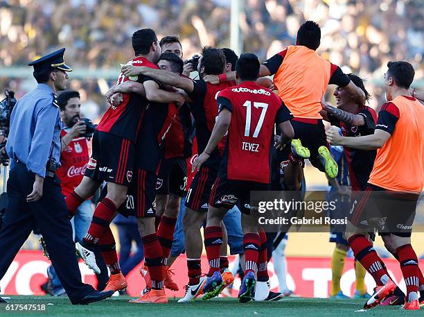 Players of Newell's Old Boys celebrate after winning a match between Rosario Central and Newell's Old Boys as part of Torneo Primera Division 2016/17...