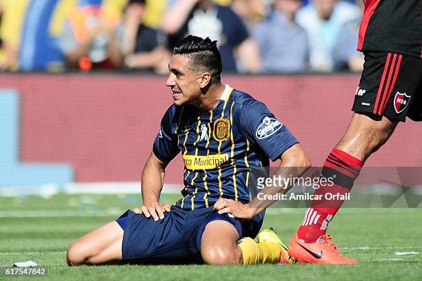 Washington Camacho of Rosario Central reacts after missing a chance to score during a match between Rosario Central and Newell's Old Boys as part of...