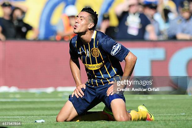 Washington Camacho of Rosario Central reacts after missing a chance to score during a match between Rosario Central and Newell's Old Boys as part of...