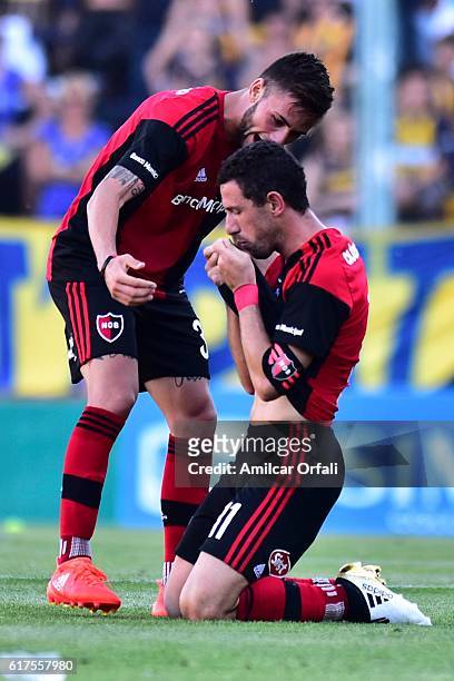 Maximiliano Rodriguez, of Newell´s Old Boys celebrates after scoring the first goal of his team during a match between Rosario Central and Newell's...