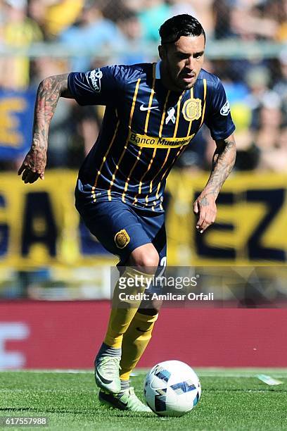 Diego Rodriguez of Rosario Central drives the ball during a match between Rosario Central and Newell's Old Boys as part of Torneo Primera Division...