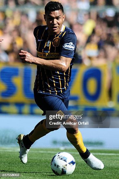 Teofilo Gutierrez of Rosario Central drives the ball during a match between Rosario Central and Newell's Old Boys as part of Torneo Primera Division...