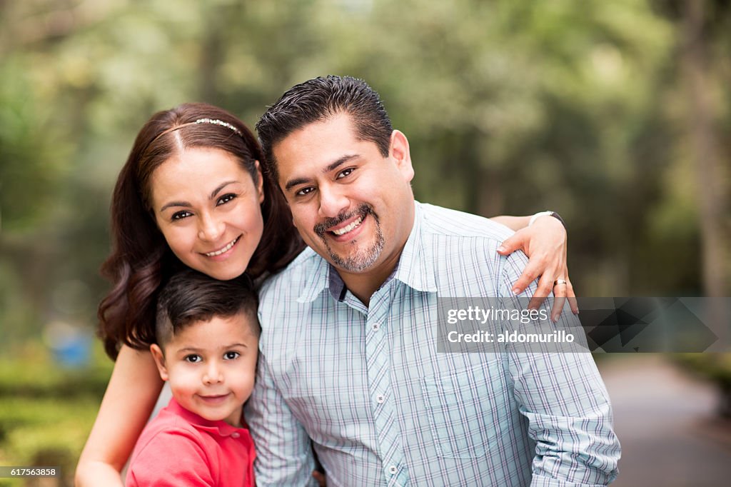 Família latina feliz com uma criança sorrindo para a câmera