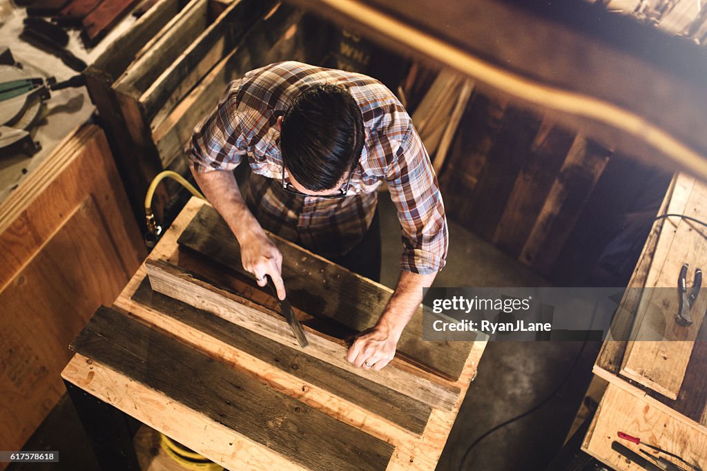 Artista che lavora con il legno in studio