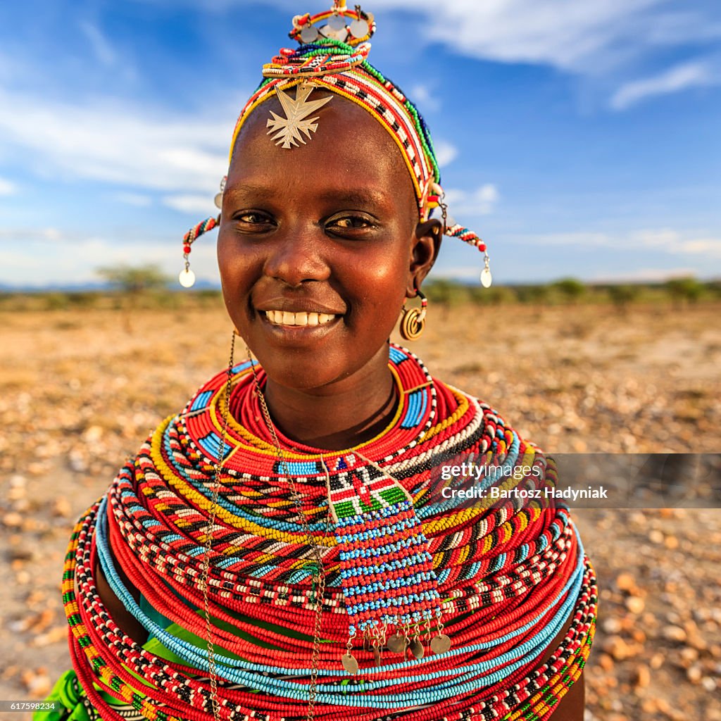 Retrato de una mujer africana de la tribu Samburu, Kenia, África