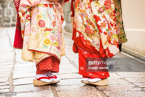 板井 見習い 芸者日本の伝統的な着物 - 芸者 ストックフォトと画像