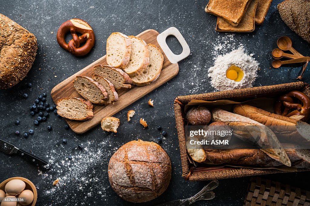 Pão recém-assado na mesa de madeira