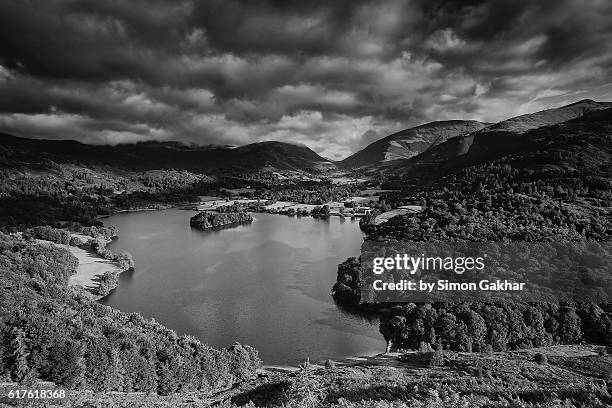 stunning black and white photograph of grasmere - loughrigg fells stock-fotos und bilder