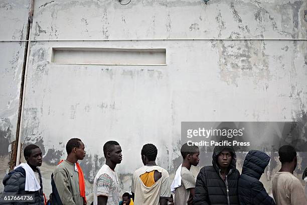 There are about 650 refugees and a dead person being disembarked from the Coast Guard ship "Bruno Gregoretti", in the city's main port. Aboard...