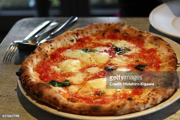pizza - margharita2 - pizza napoletana fotografías e imágenes de stock
