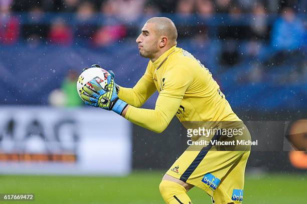 Stephane Ruffier of Saint-Etienne during the Ligue 1 match between SM Caen and AS Saint-Etienne at Stade Michel D'Ornano on October 23, 2016 in Caen,...