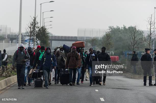 Migrants leave the Calais Jungle. The refugee camp on the coast to the English Channel is to be cleared today. The approximately 8,000 refugees are...