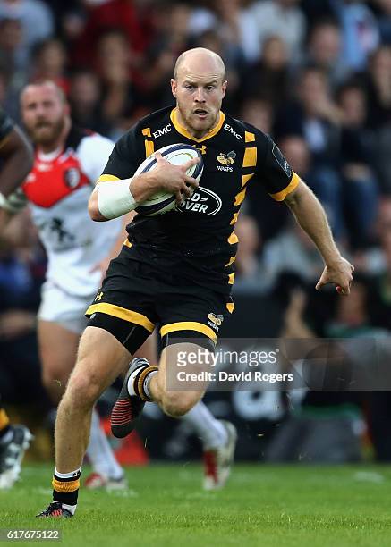 Joe Simpson of Wasps breaks with the ball during the European Champions Cup match between Toulouse and Wasps at Stade Ernest Wallon on October 23,...
