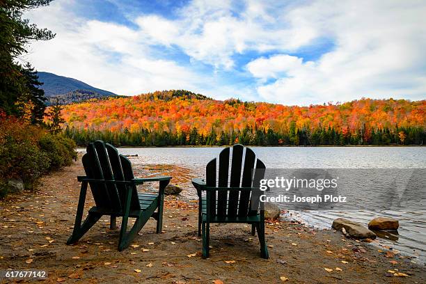 adk autumn - adirondack chair stockfoto's en -beelden