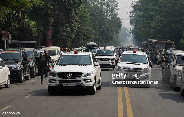 Cavalcade of Uttar Pradesh Chief Minister Akhilesh Yadav outside party office during an internal Samajwadi Party meeting to resolve differences...