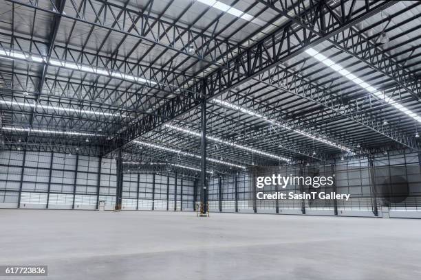 interior of empty warehouse - hanger foto e immagini stock