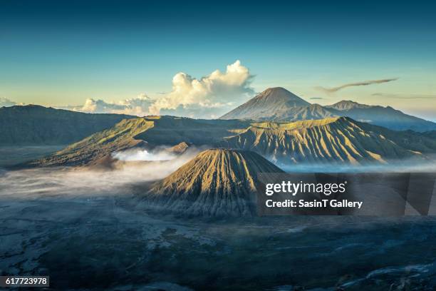 bromo volcano at sunrise - aktiver vulkan stock-fotos und bilder