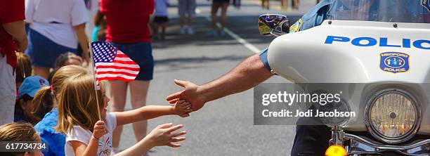 policeman are your friends - familie fietsen close up stockfoto's en -beelden