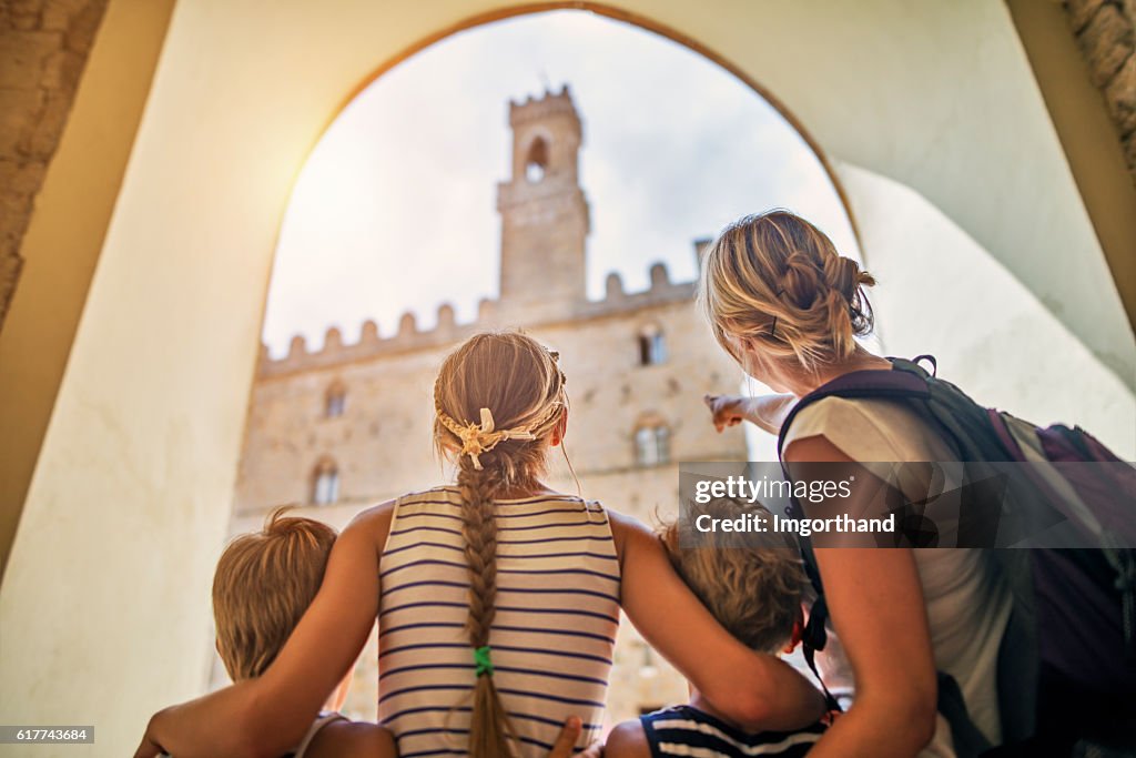 Familie zu Besuch in der italienischen Stadt Volterra, Toskana