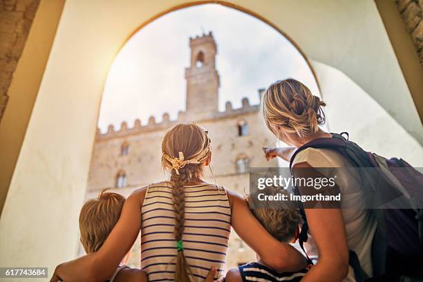 famiglia in visita nella città italiana di volterra, toscana - cultures foto e immagini stock