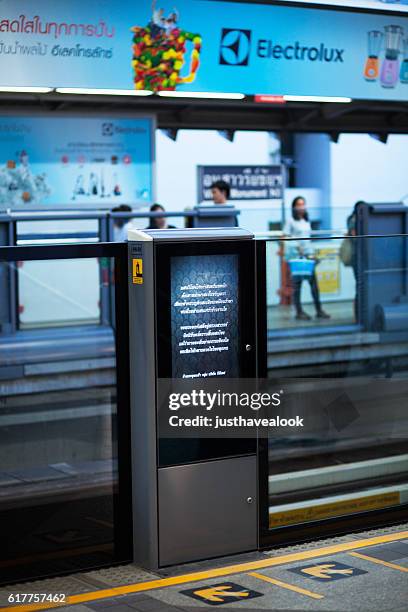 condolence message on bts platform - elevated train stock pictures, royalty-free photos & images