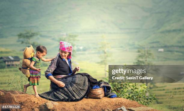 family tribal mother and daughter in rice terraces - minoría miao fotografías e imágenes de stock