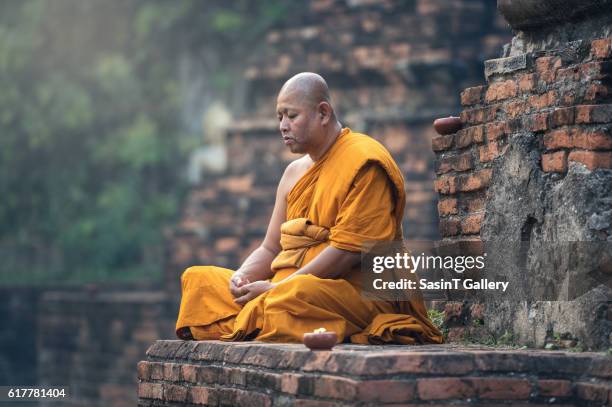 buddhist monk meditation - buddhism fotografías e imágenes de stock