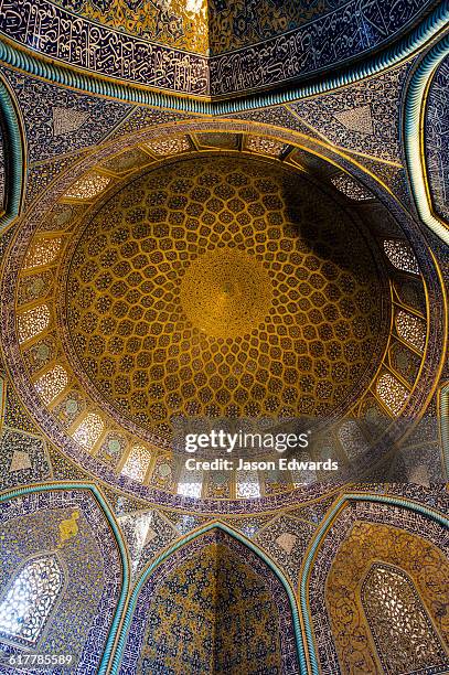 the beautiful and intricate tiled patterns on the dome of the sheikh lotfollah mosque. - sheikh lotfollah mosque edwards stock pictures, royalty-free photos & images