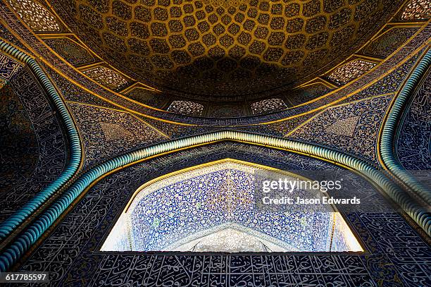 the beautiful and intricate tiled patterns on the dome of the sheikh lotfollah mosque. - sheikh lotfollah mosque edwards stock pictures, royalty-free photos & images