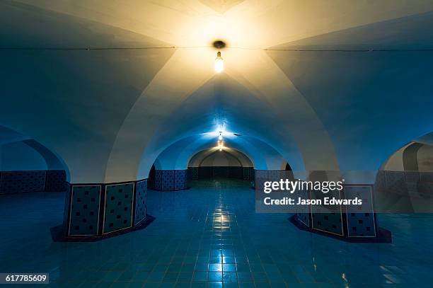 the vaulted ceiling and polished blue floor of the basement in the sheikh lotfollah mosque. - sheikh lotfollah mosque edwards stock pictures, royalty-free photos & images