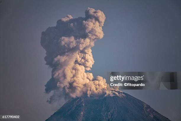 volcán de colima eruptions - volcán stock pictures, royalty-free photos & images