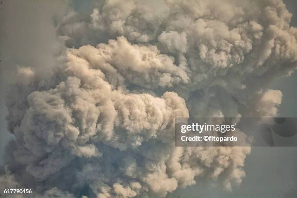 volcán de colima eruptions - volcán stock pictures, royalty-free photos & images