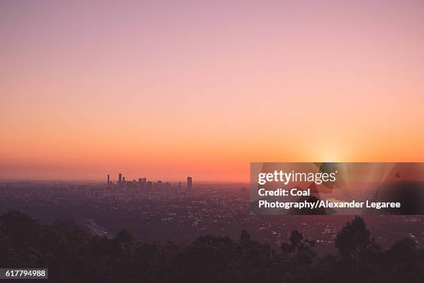 sunrise over brisbane - brisbane stock-fotos und bilder