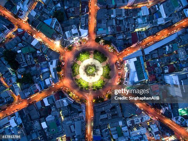 traffic circle and intersection from aerial view of bangkok, thailand - junção de rua ou estrada - fotografias e filmes do acervo