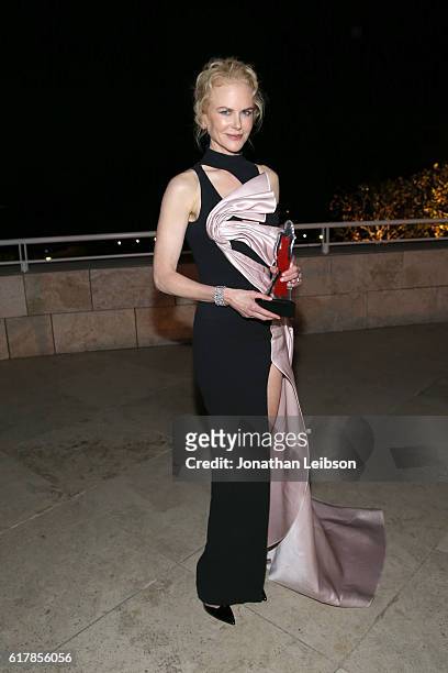 Honoree Nicole Kidman poses with the Style Icon award during the Second Annual "InStyle Awards" presented by InStyle at Getty Center on October 24,...