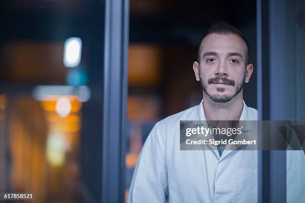 "portrait of a young male scientist working in an optical laboratory, freiburg im breisgau, baden-württemberg, germany" - doctor looking at camera stock pictures, royalty-free photos & images