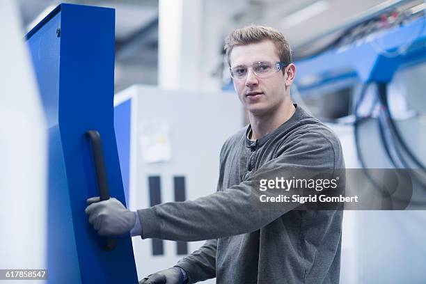 "young male engineer working in an industrial plant, freiburg im breisgau, baden-württemberg, germany" - funktionskleidung stock-fotos und bilder