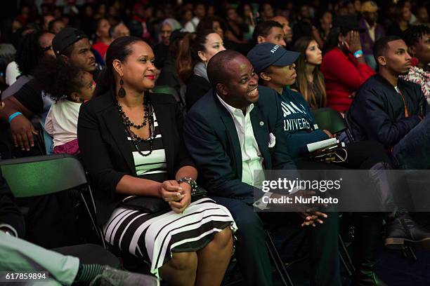 From l-r, Simone Frederick sitting next to her husband, Howard University's current and 17th President, Dr. Wayne A.I. Frederick, enjoy Howard...