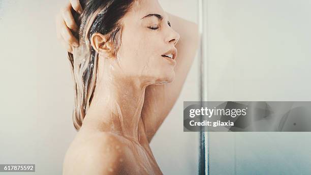 femme sous une douche relaxante. - se laver les cheveux photos et images de collection