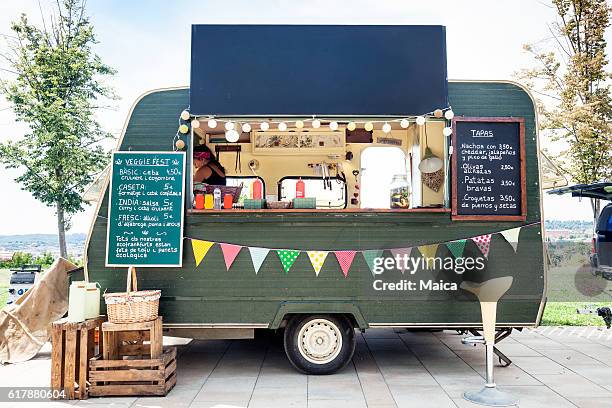 street food en el parque - furgón de comida fotografías e imágenes de stock