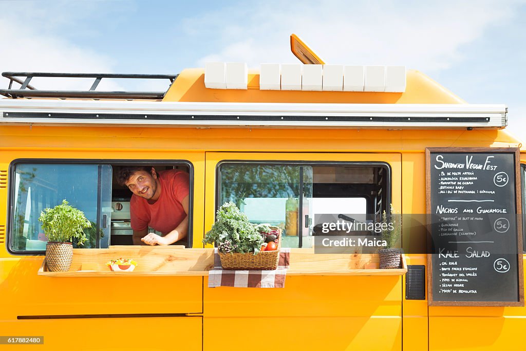 Homme heureux dans le pied de la rue