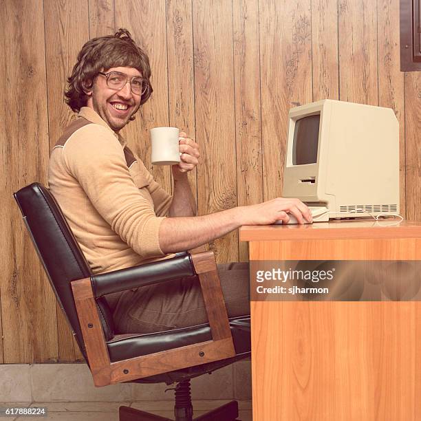 funny 1980s computer man at desk with coffee - fun stockfoto's en -beelden