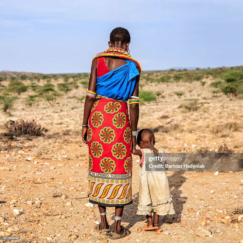 Jeune femme africaine marchant avec son bébé, Kenya, Afrique de l’Est