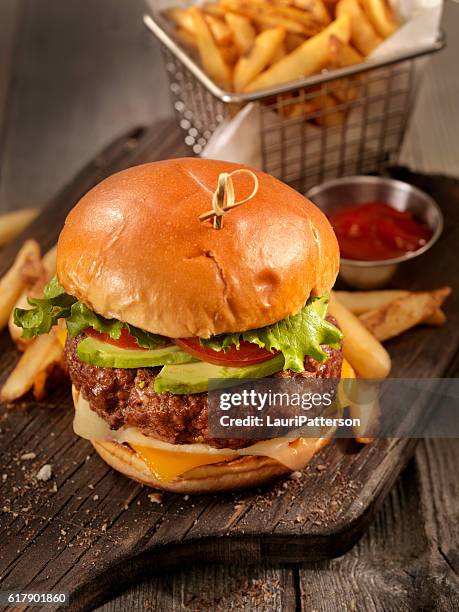 cheeseburger di avocado con un cesto di patatine fritte - bbq avocado foto e immagini stock