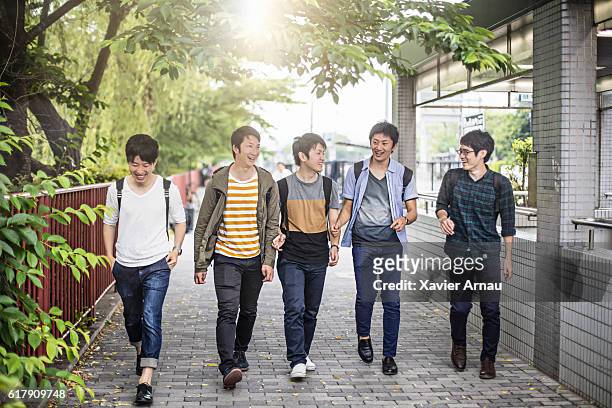 通りを歩く大学の友人 - 大学生　日本 ストックフォトと画像
