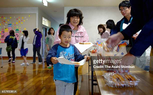 Meals are distrubuted at a day after magnitude 6.6 earthquake hit the area on October 22, 2016 in Hokuei, Tottori, Japan. More than 2,800 residents...