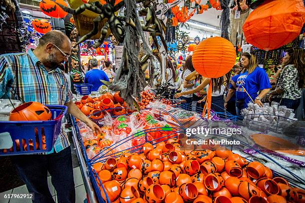 Consumers crowd the costume shops in the central region on the afternoon of Tuesday in São Paulo, on October 25, 2016.. Demand for costumes and props...