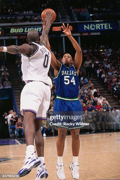 Popeye Jones of the Dallas Mavericks shoots against the Sacramento Kings circa 1997 at Arco Arena in Sacramento, California. NOTE TO USER: User...