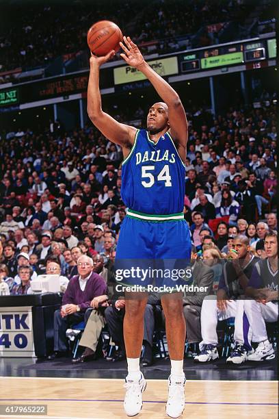 Popeye Jones of the Dallas Mavericks shoots against the Sacramento Kings circa 1997 at Arco Arena in Sacramento, California. NOTE TO USER: User...
