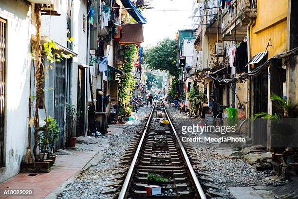life of people who live near the railway in hanoi ancient town. - hanoi vietnam stock-fotos und bilder